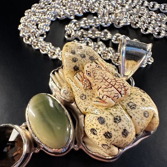 🐸 32” Sterling Silver Necklace with Hand-Carved Opal Frog Pendant – Green Gem - Picture 3 of 5